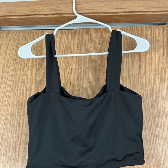 Chic Black Sleeveless Top - Picture 2 of 2